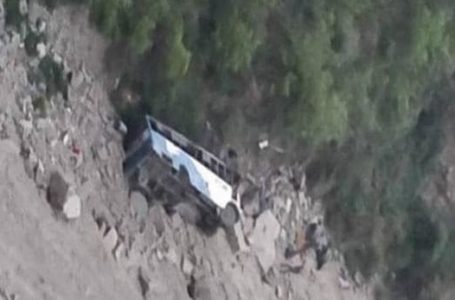 हिमाचल: गहरी खाई में गिरी बस, 12 लोगों की मौत, कई जख्मी